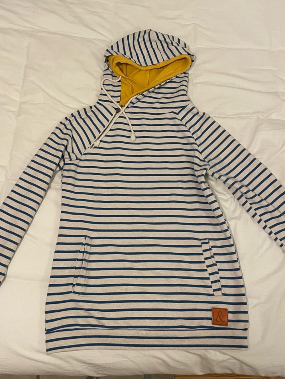 AMPERSAND AVE double hoody
Striped Hoody with Yellow Lining